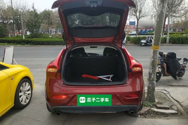 Used Volvo V40 2015 1.6T Zhiya Edition Trunk