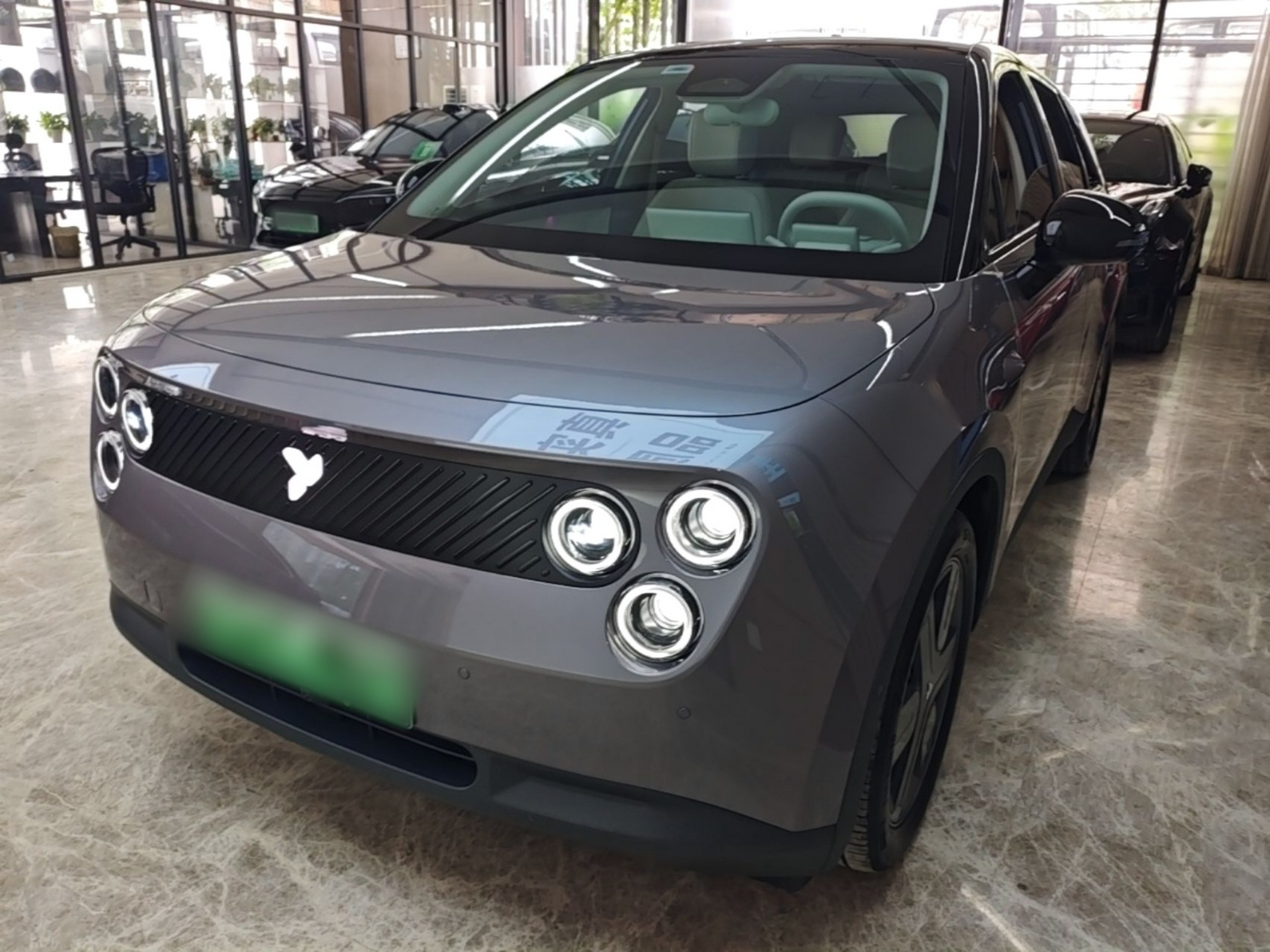 Unter der Vorderseite des Autos