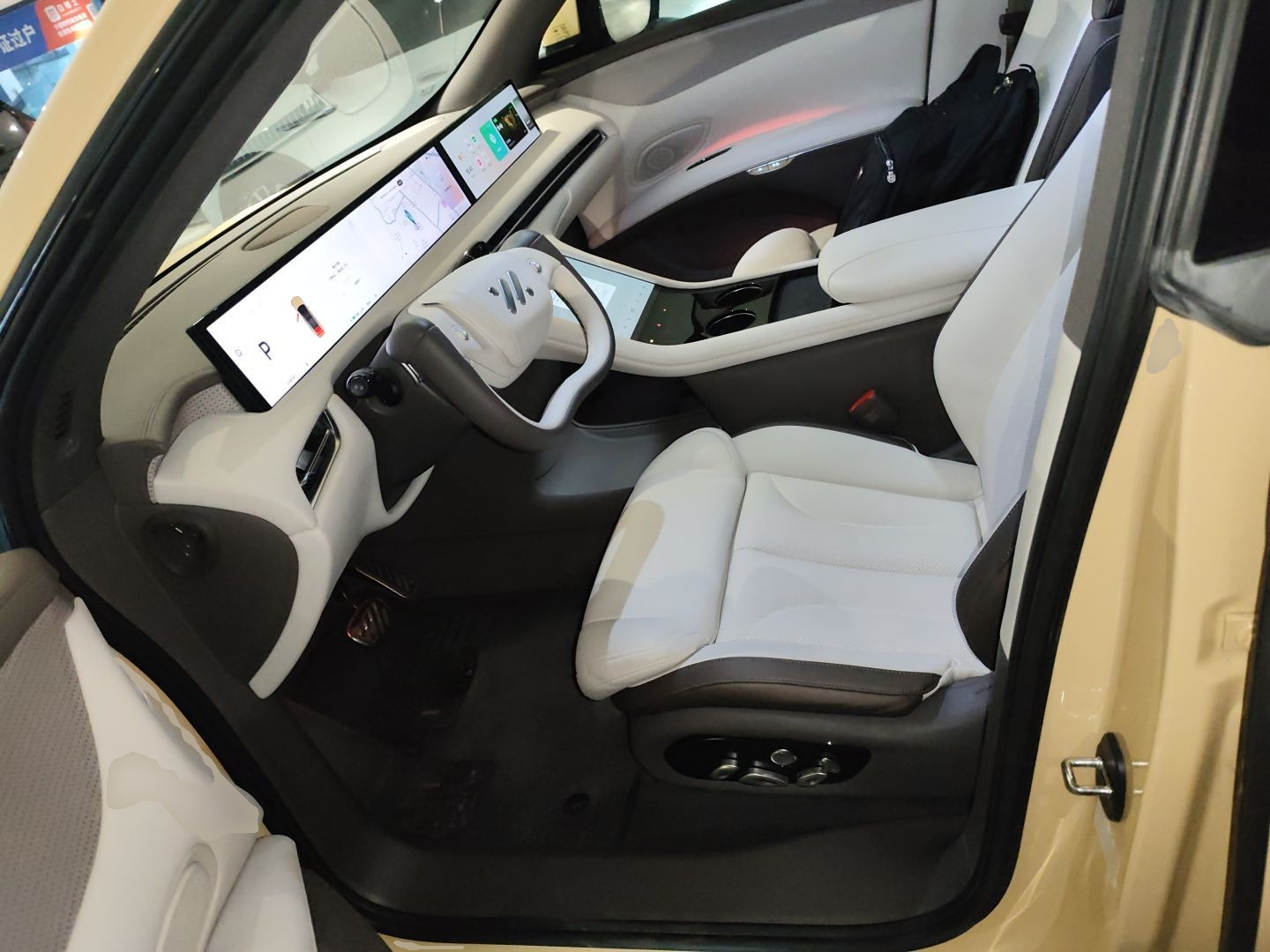 المقاعد الأمامية داخل السيارة