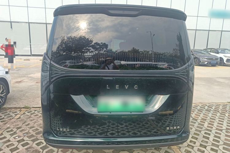 Used Geely Galaxy LEVC L380 2024 140-Degree 6-Seater All-Wheel-Drive Ultra