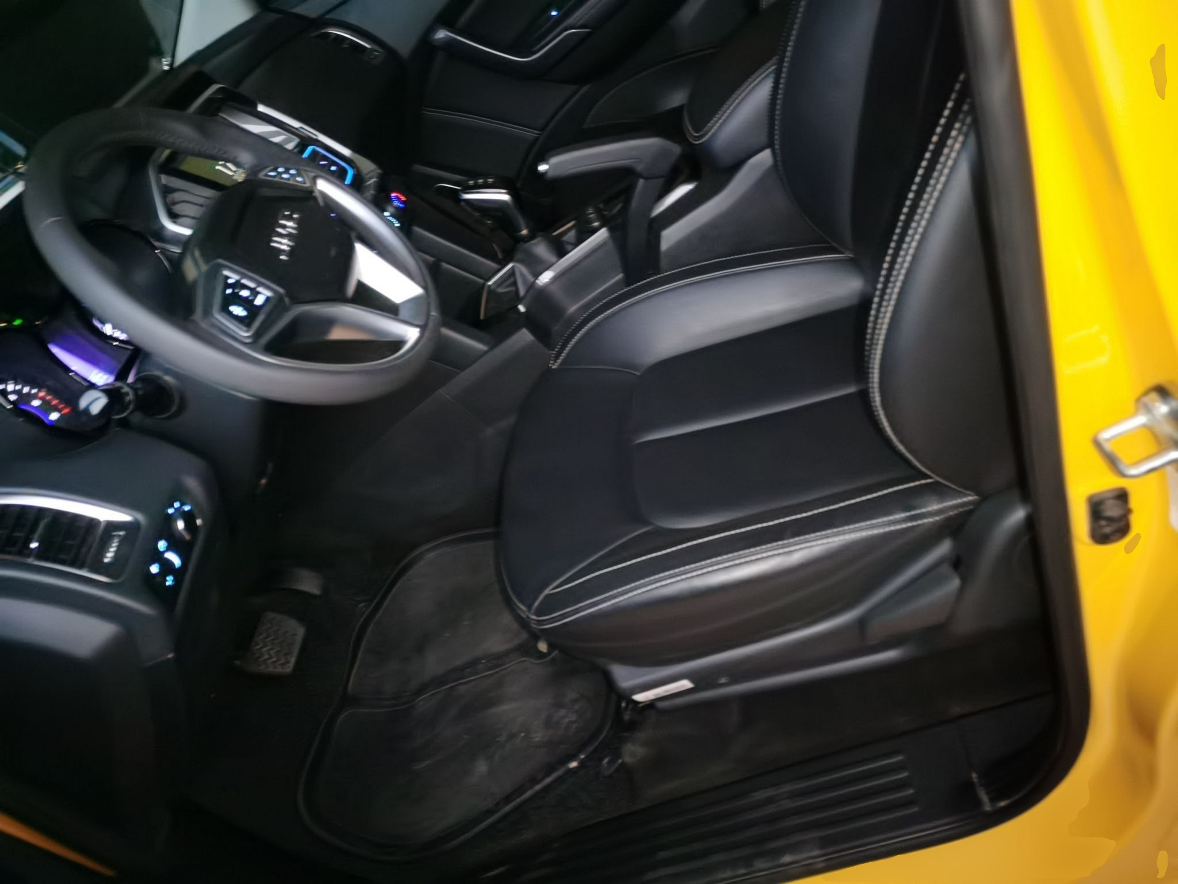 Переднее сиденье в автомобиле