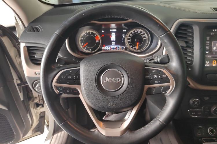 Used Jeep Cherokee 2016 2.0L Superior Edition
