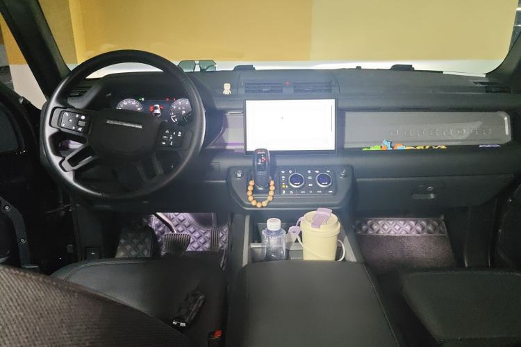 Used Land Rover Defender 2025 110 3.0T P400 – Dynamic HSE Center Console