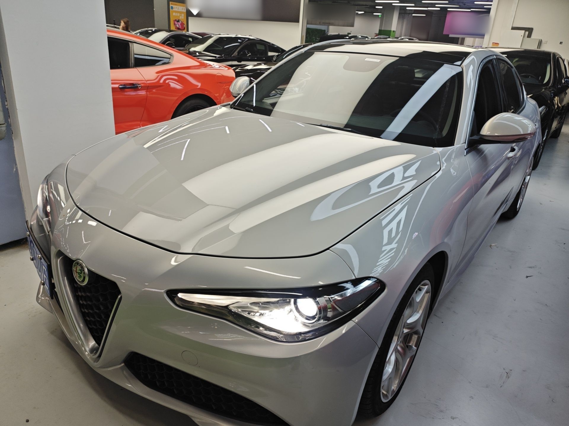 Под передней частью автомобиля