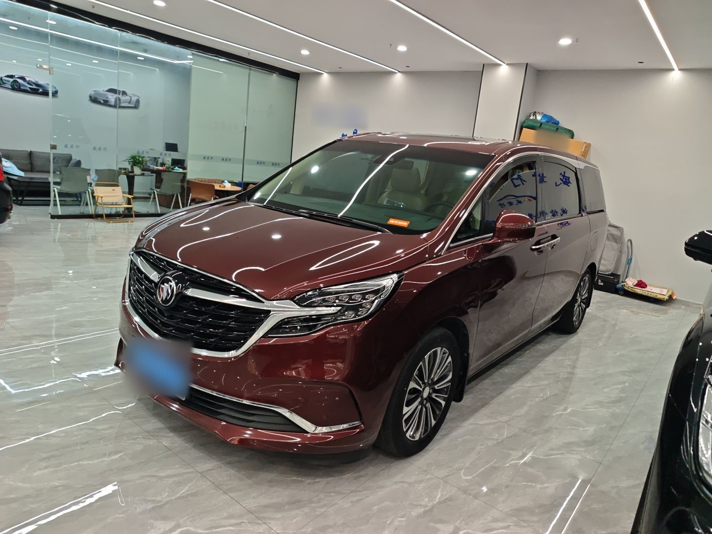 تحت مقدمة السيارة