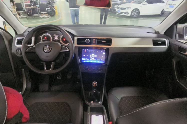 Used Skoda Rapid 2018 1.6L Manual Comfort Edition Center Console