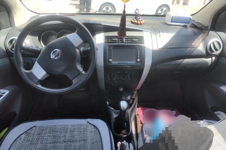 Used Nissan Livina 2010 Jingrui Edition 1.6L Manual Standard Model Center Console