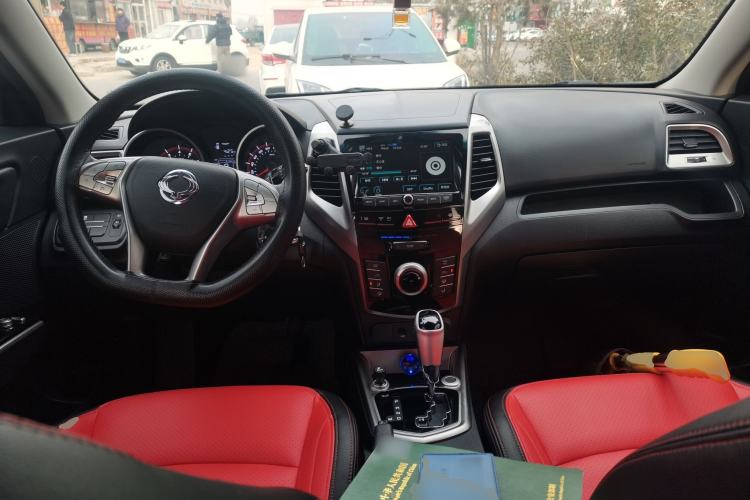 Used SsangYong Tivolan 2015 1.6L Automatic Two-Wheel Drive Zhi Chun Edition Center Console