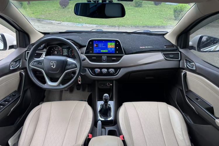 Used Baojun 310W 2017 1.5L Manual Fashion Model China V
