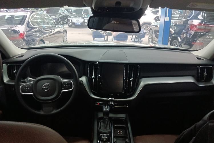 Used Volvo XC60 2021 T5 4x4 Smart Luxury Edition Center Console