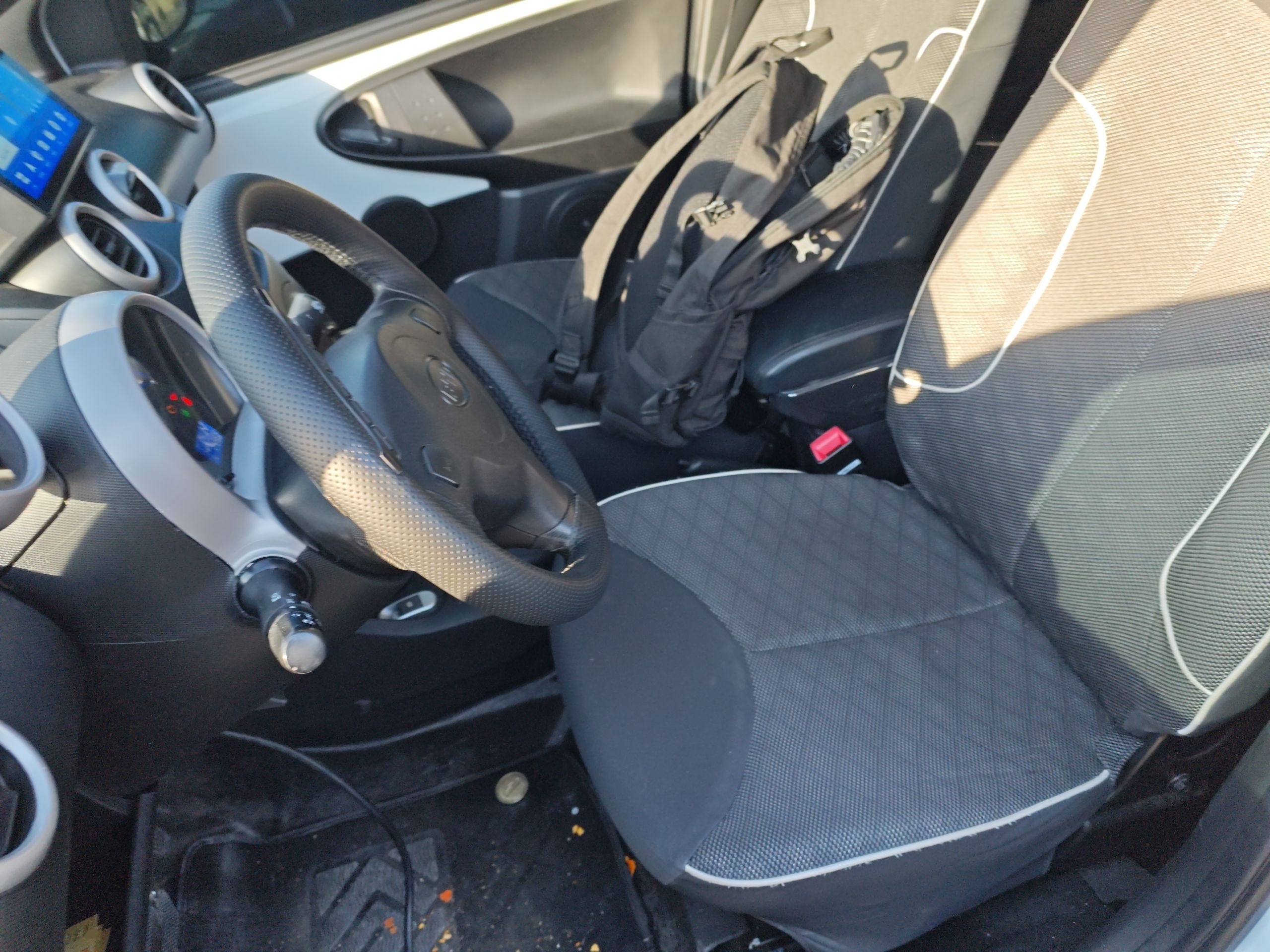 المقاعد الأمامية داخل السيارة