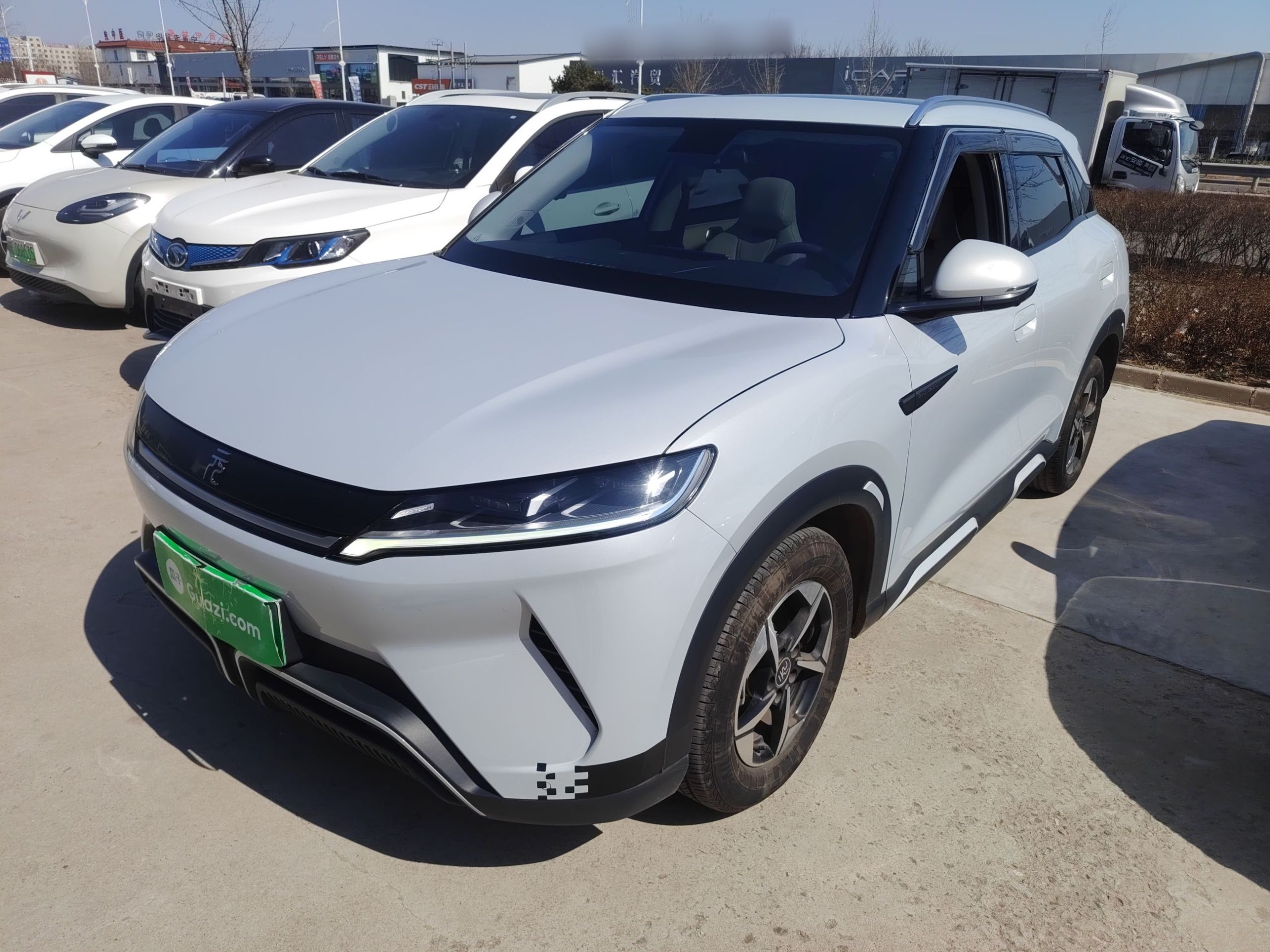 تحت مقدمة السيارة