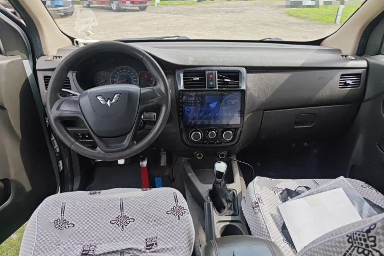 Used Wuling Rongguang V 2018 1.5L Standard Version Center Console