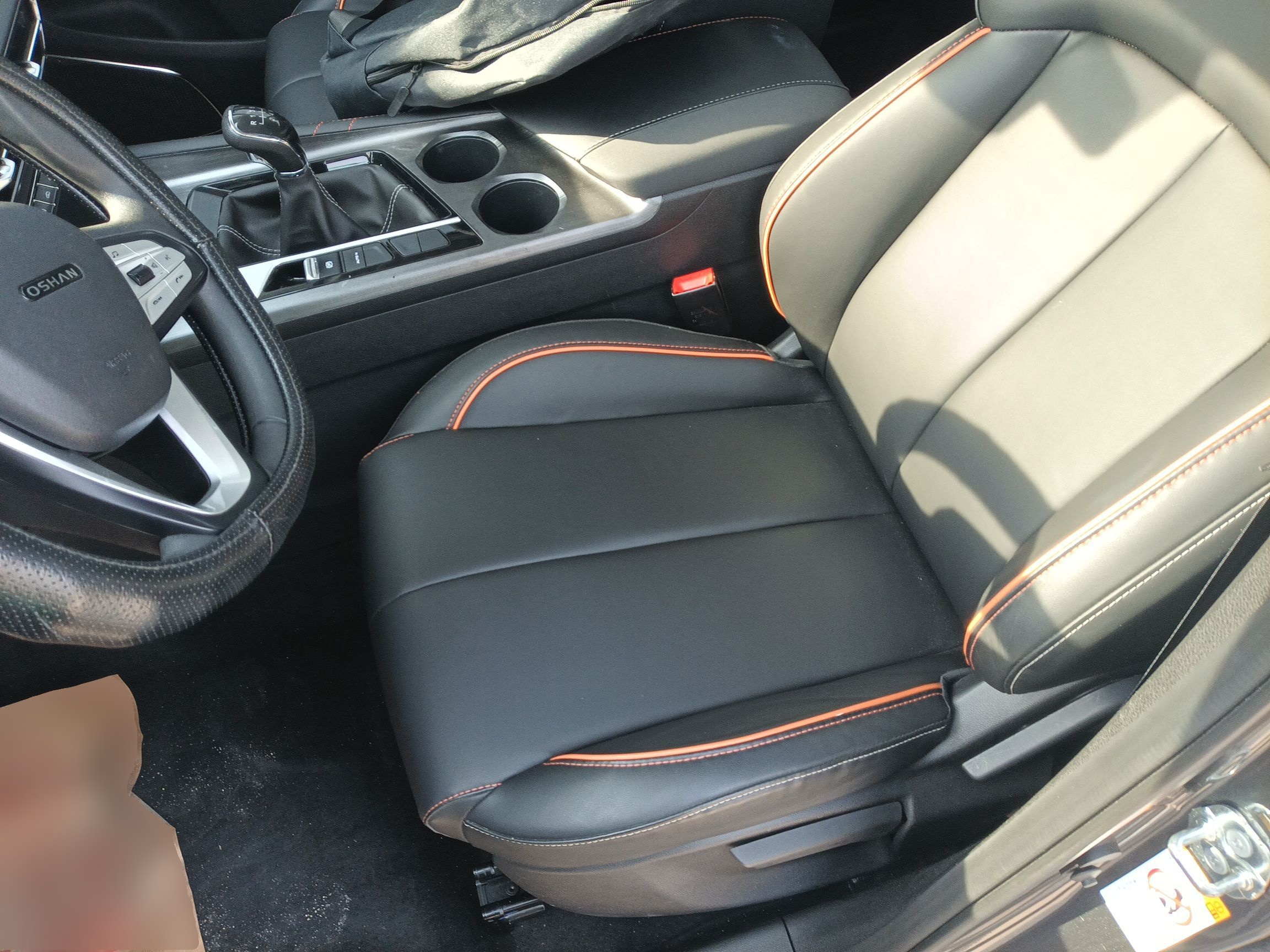 المقاعد الأمامية داخل السيارة