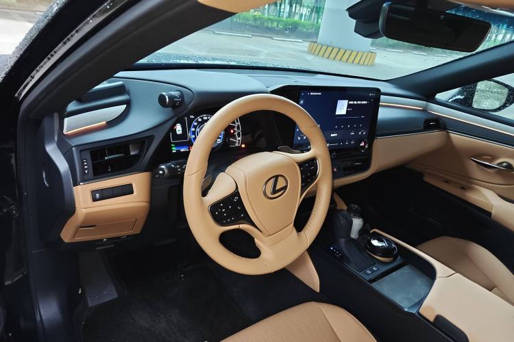 Used Lexus ES 2025 300h Deluxe Edition
