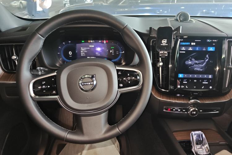 Used Volvo XC60 New Energy 2023 T8 Plug-in Hybrid Long-Range All-Wheel Drive Smart Luxury Edition
