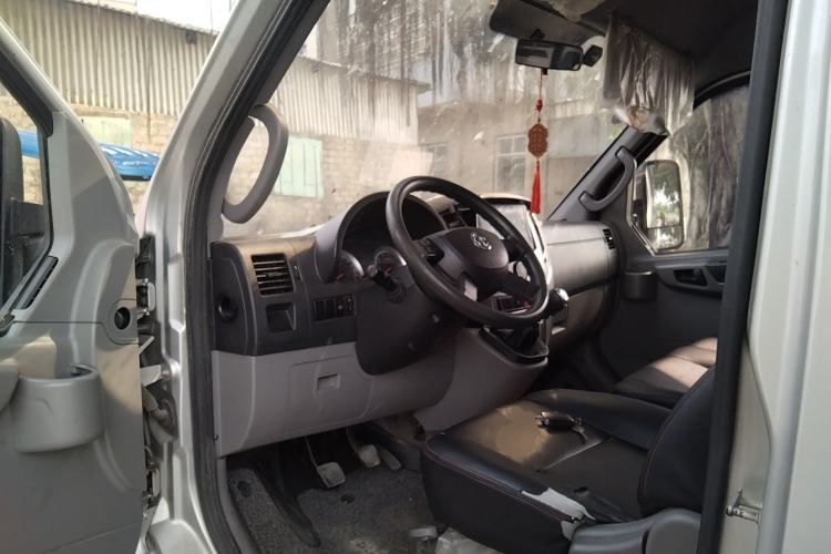 Used Dongfeng Yufeng 2018 2.3TA100 Standard Edition Logistics Vehicle Short Wheelbase Mid-Roof Design 5-9 Seater Powered by WP2.3 Driver Seat