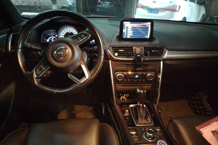 Used Mazda CX-4 2018 2.0L Automatic Two-Wheel Drive Blue Sky Premium Upgrade Version China V Standard Center Console