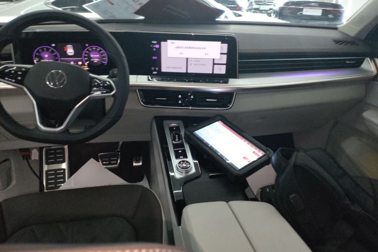 Used Volkswagen Tavendor 2024 380TSI All-Wheel-Drive R-Line Cruise Premium Edition Center Console