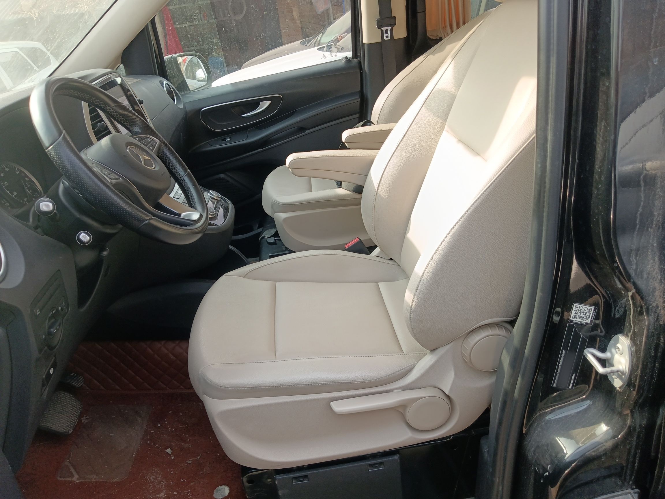 المقاعد الأمامية داخل السيارة