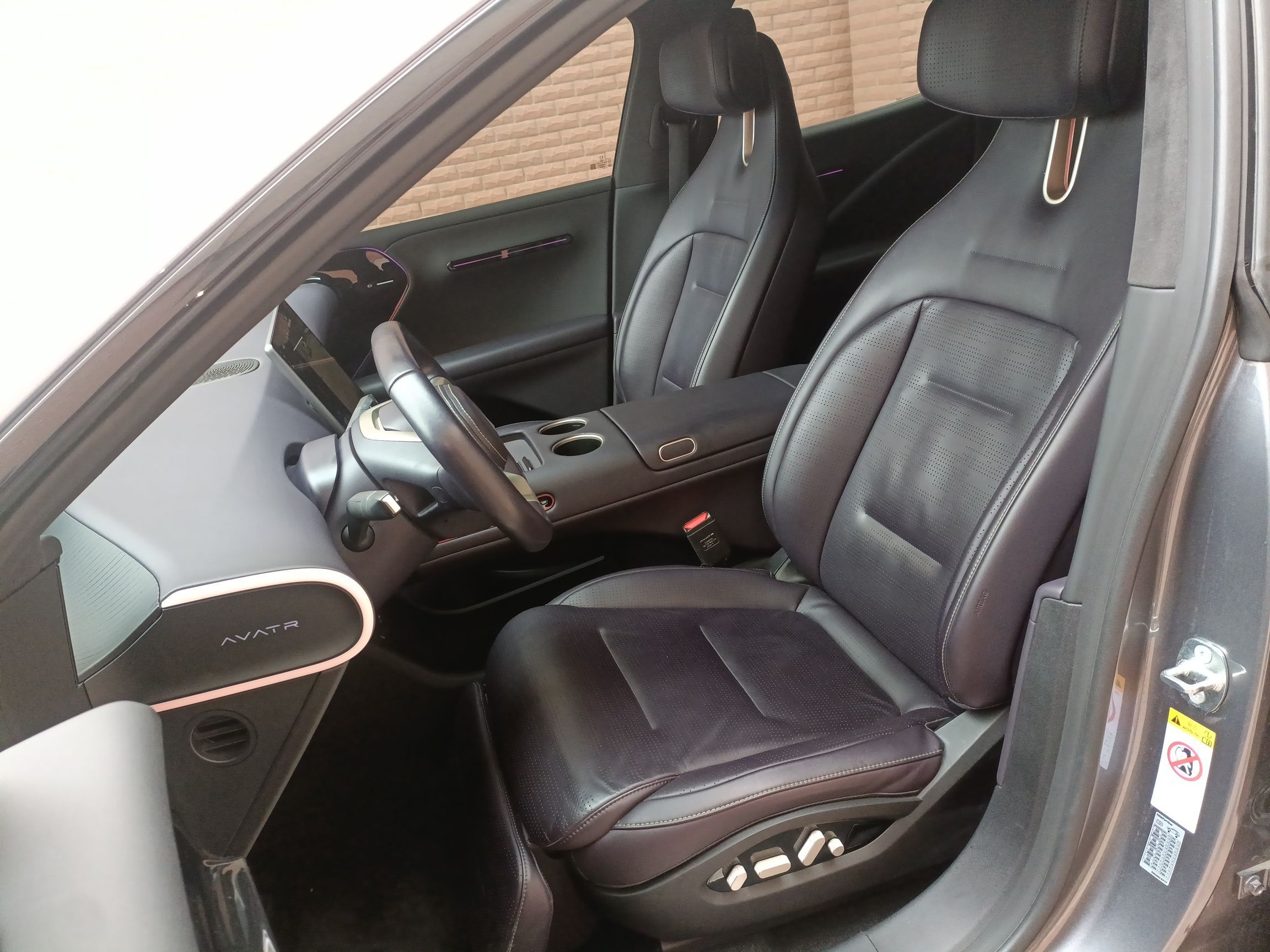 المقاعد الأمامية داخل السيارة