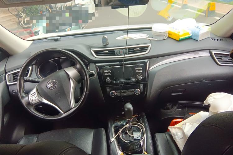 Used Nissan X-Trail 2016 2.5L CVT Sport Edition 4WD Center Console