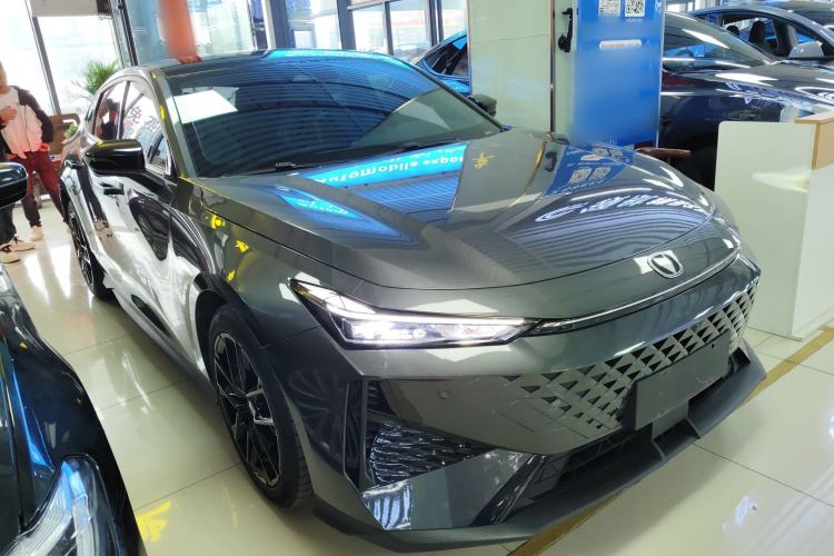 Used CHANGAN UNI-V 2024 1.5T Prestige Edition Front Right 45 Deg