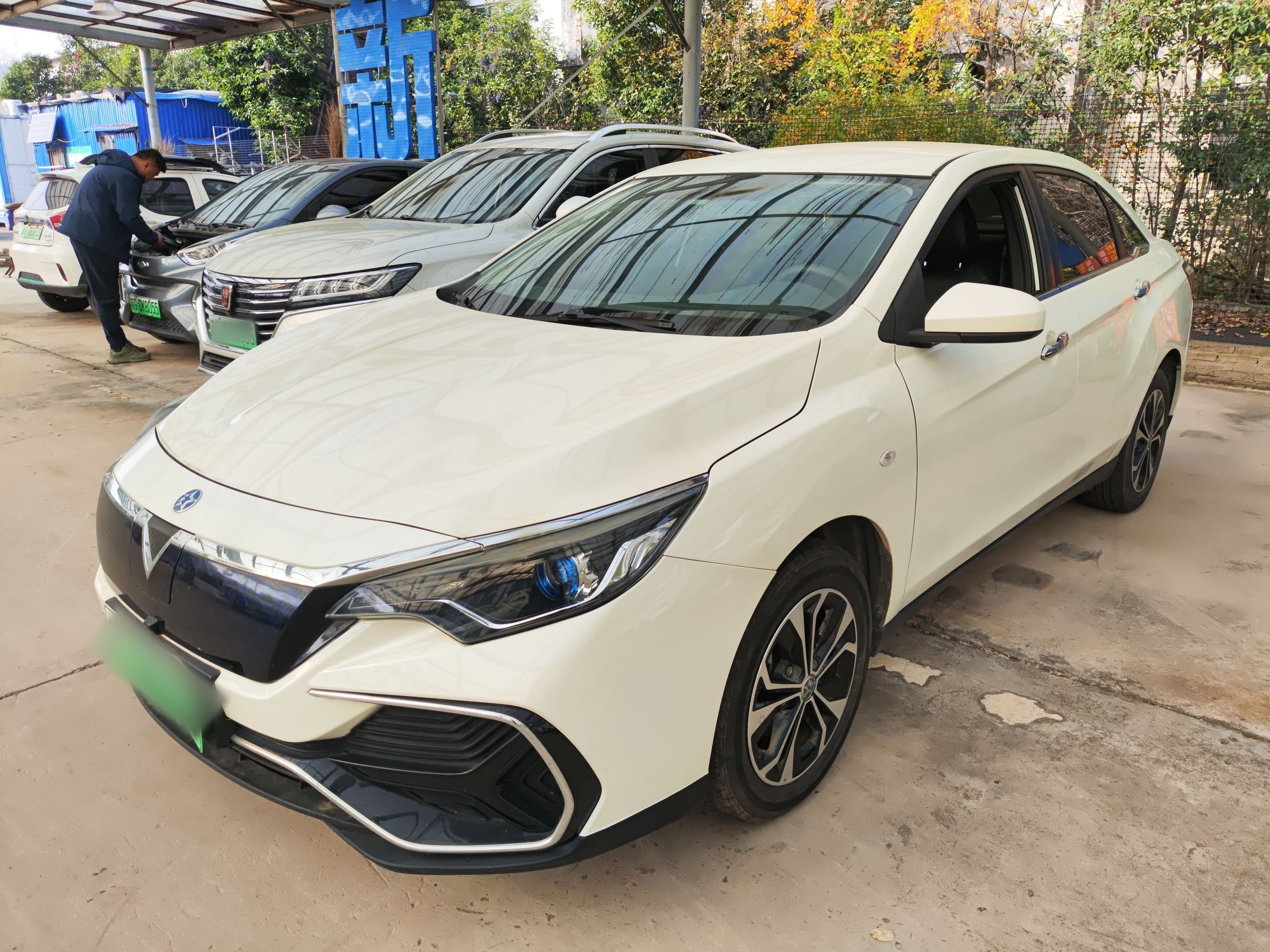 تحت مقدمة السيارة