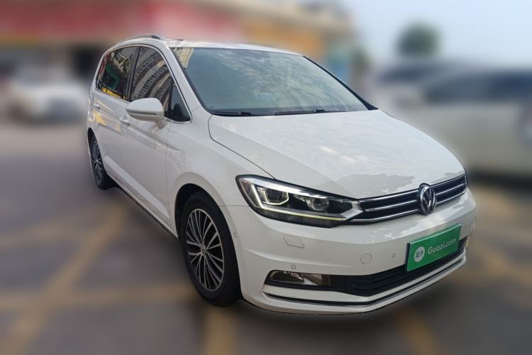 Used Volkswagen Touran 2016 Volkswagen Touran L 280TSI DSG Luxury Edition Front Right 45 Deg