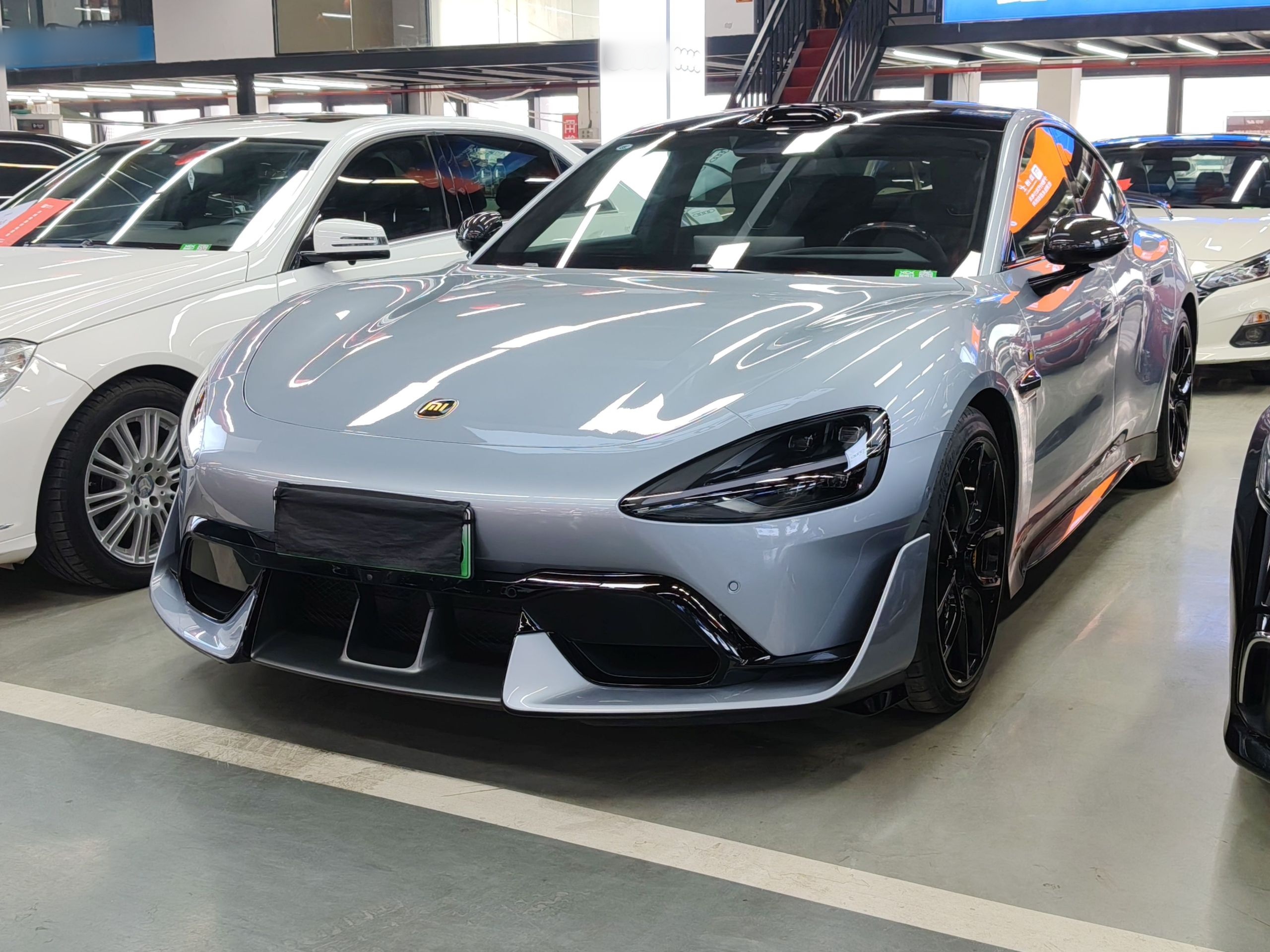 Под передней частью автомобиля