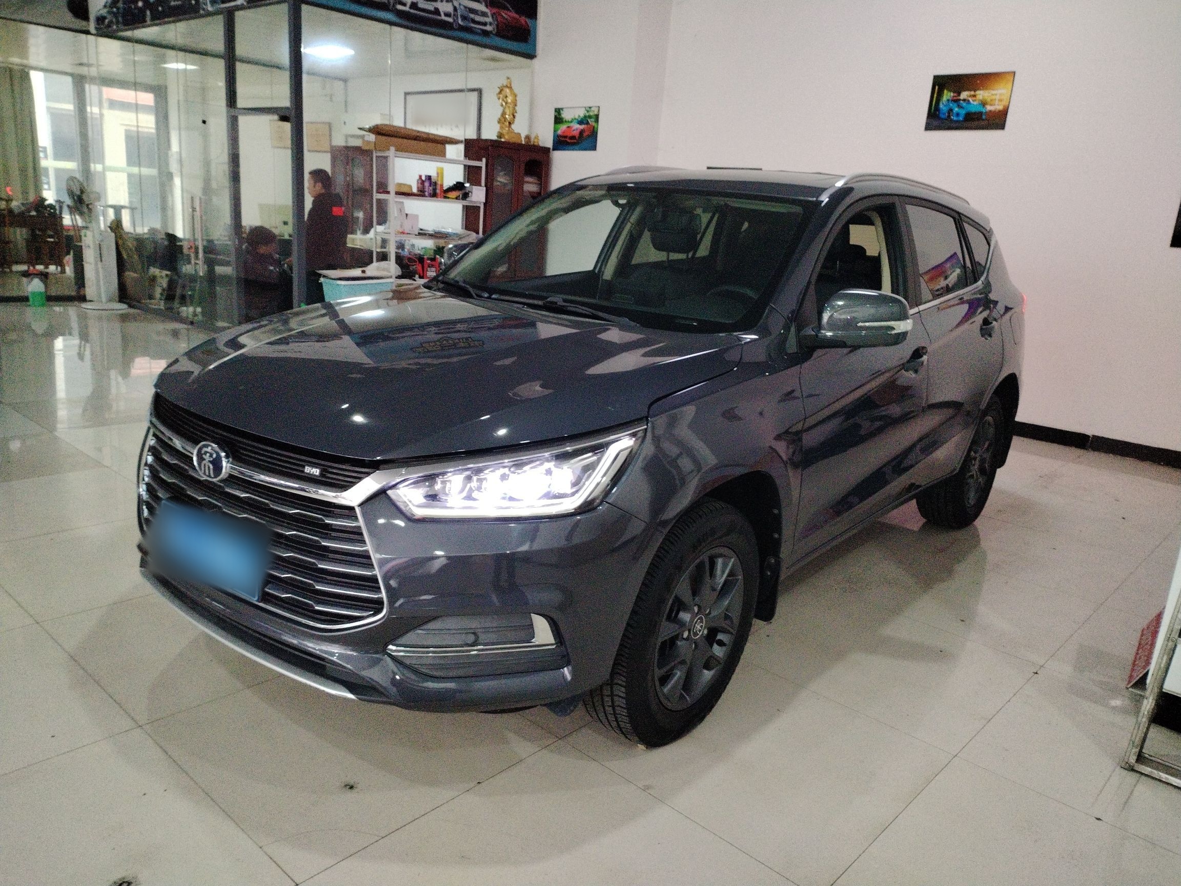 تحت مقدمة السيارة