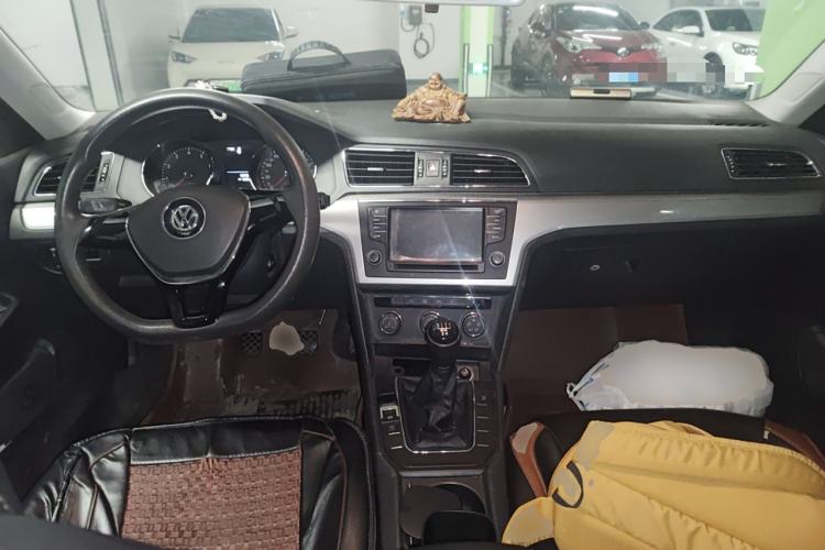 Used Volkswagen Lamando 2015 230TSI Manual Trend Edition Center Console