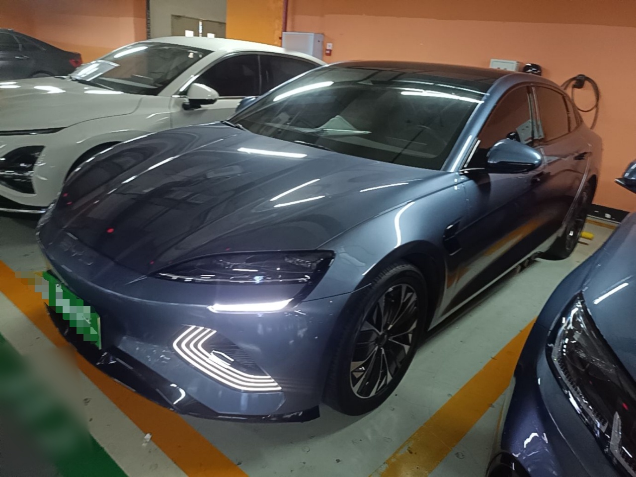 Под передней частью автомобиля