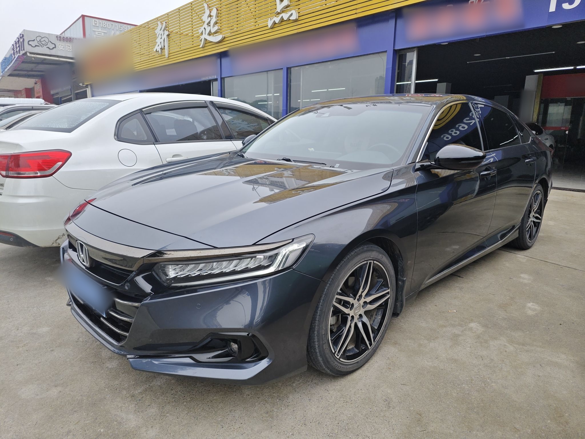 تحت مقدمة السيارة