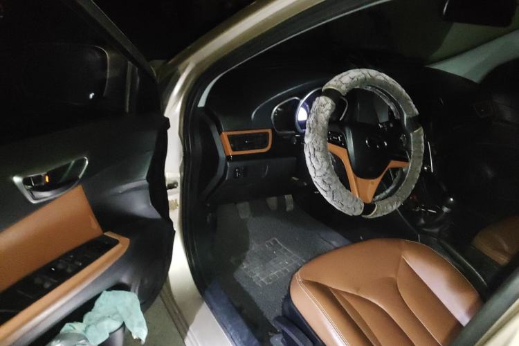 Used Soueast V6 Lingshi 2014 1.5L Manual Luxury Edition for Women
