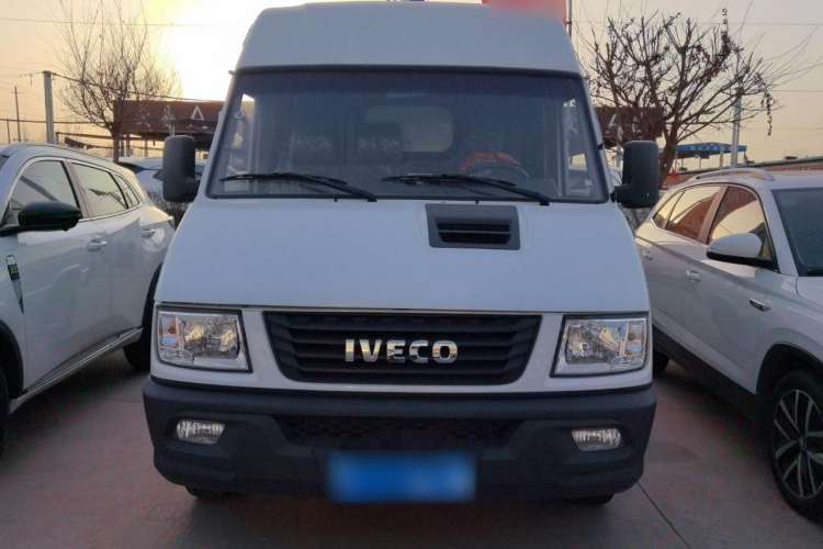 Used Iveco Daily 2021 2.8T V35 VAN厢式 van 3-seater short wheelbase mid-roof design with dual tires and manual doors
