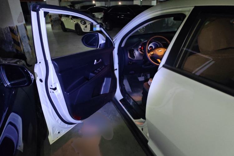 Used Kia Sportage R 2015 2.0L Automatic Two-Wheel Drive GL Interior 3