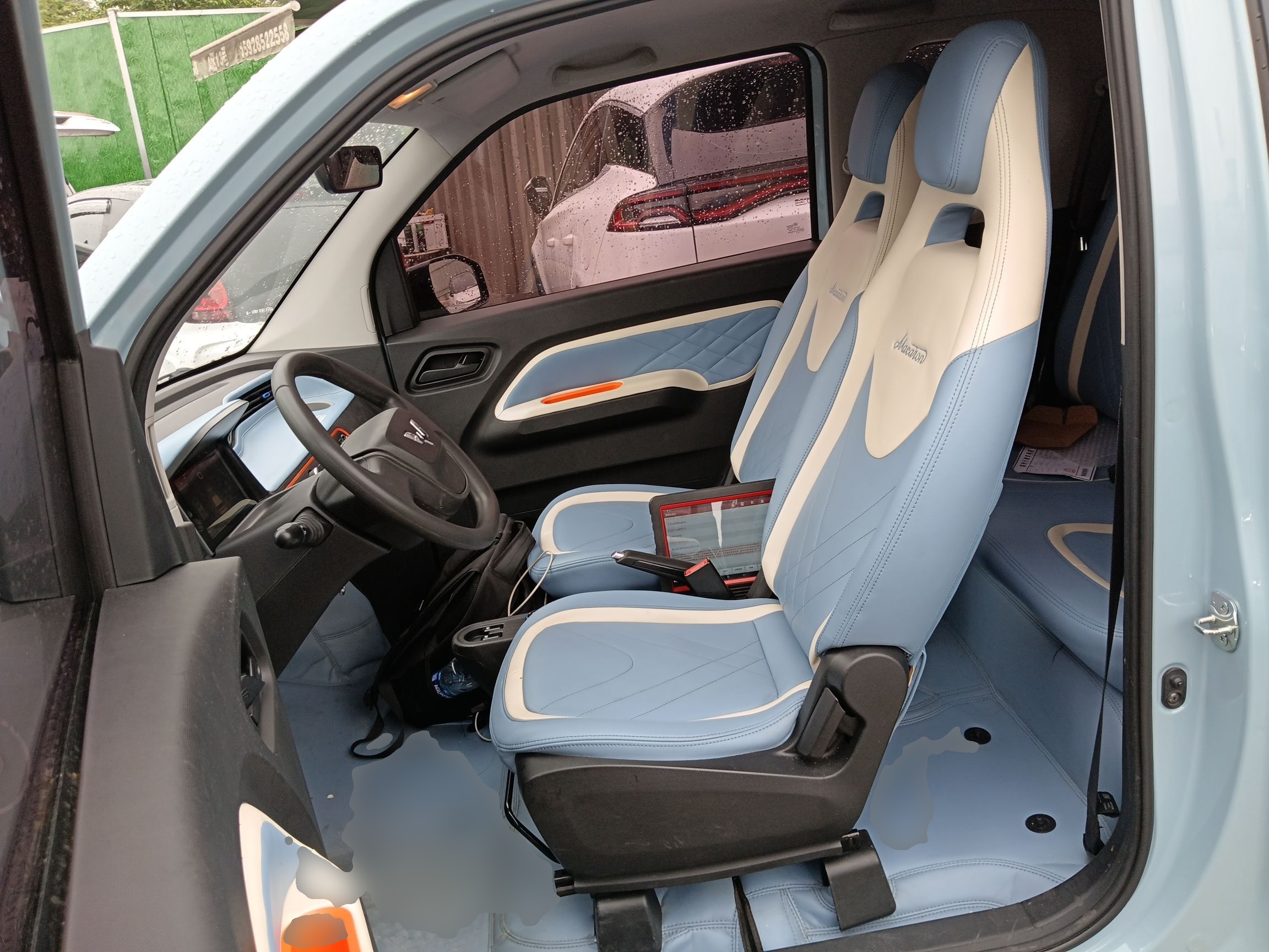 Переднее сиденье в автомобиле