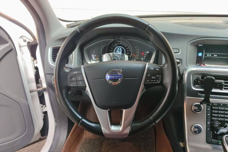 Used Volvo S60 2015 S60L 2.0T Zhiyuan Edition
