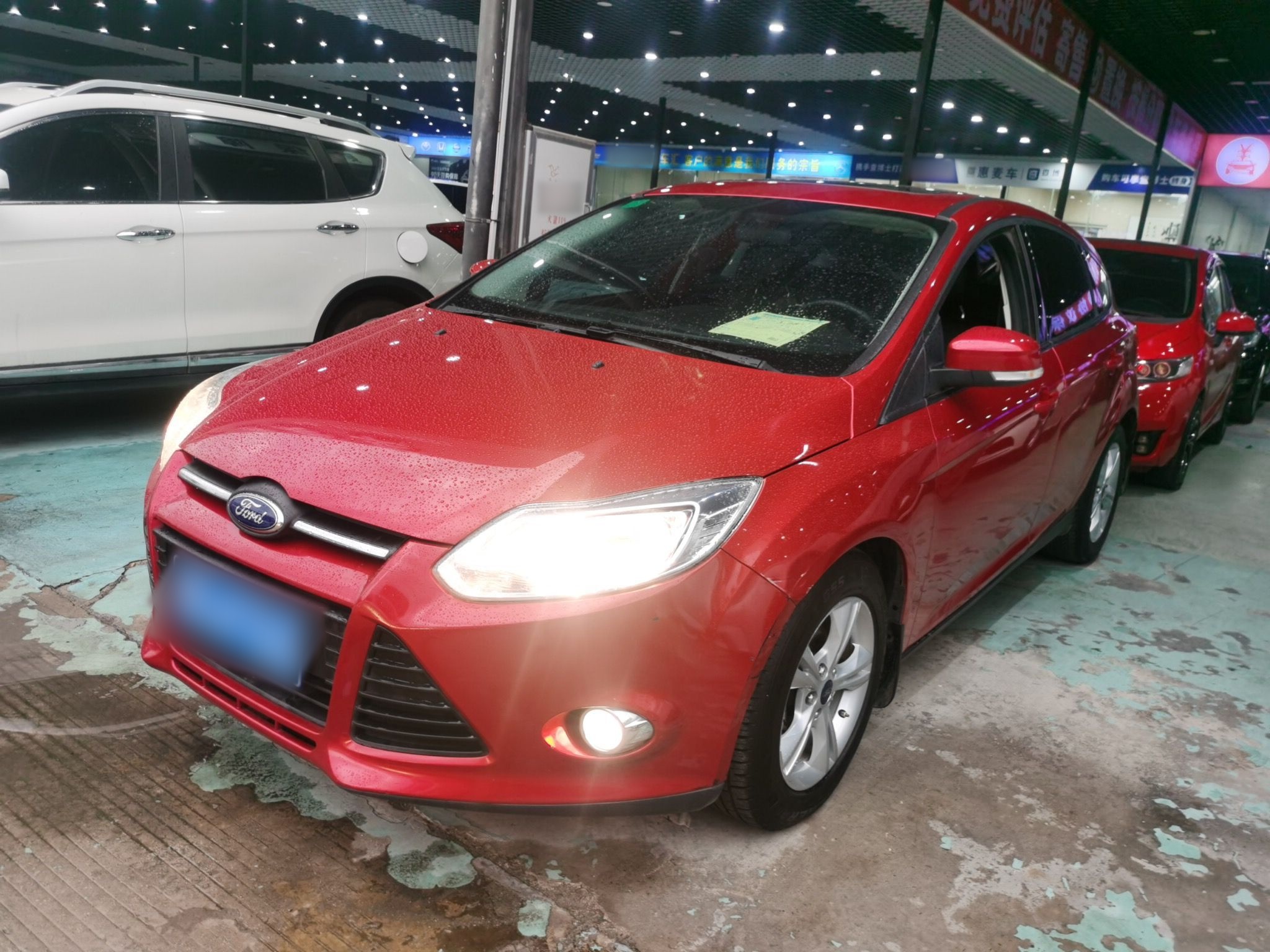 تحت مقدمة السيارة