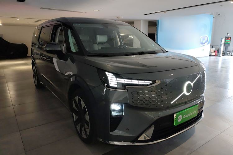 Used Volvo EM90 2025 Ultra Six-Seater
