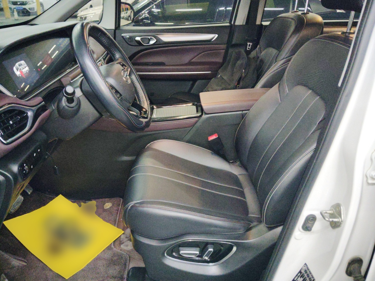 Переднее сиденье в автомобиле