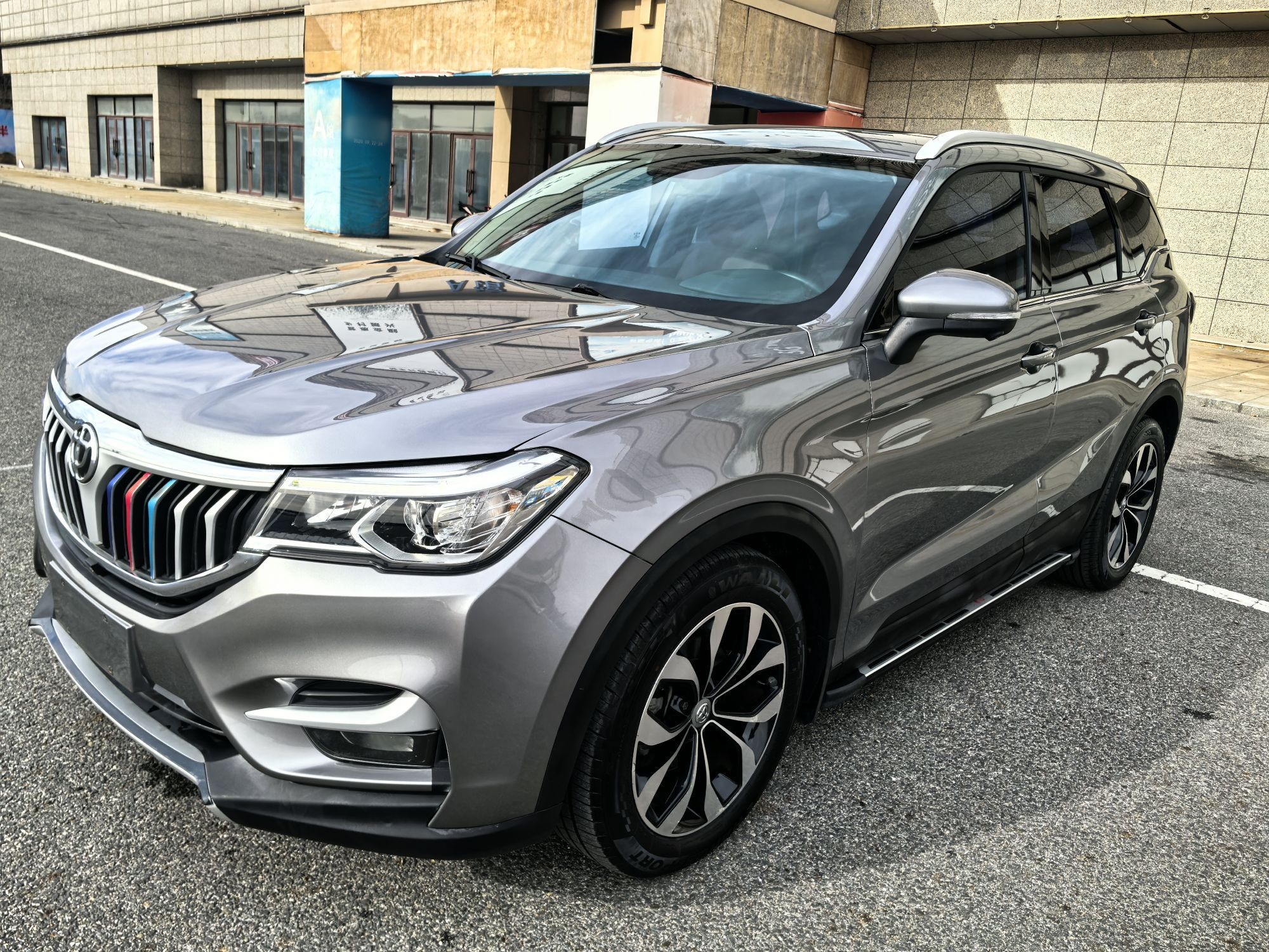 Под передней частью автомобиля