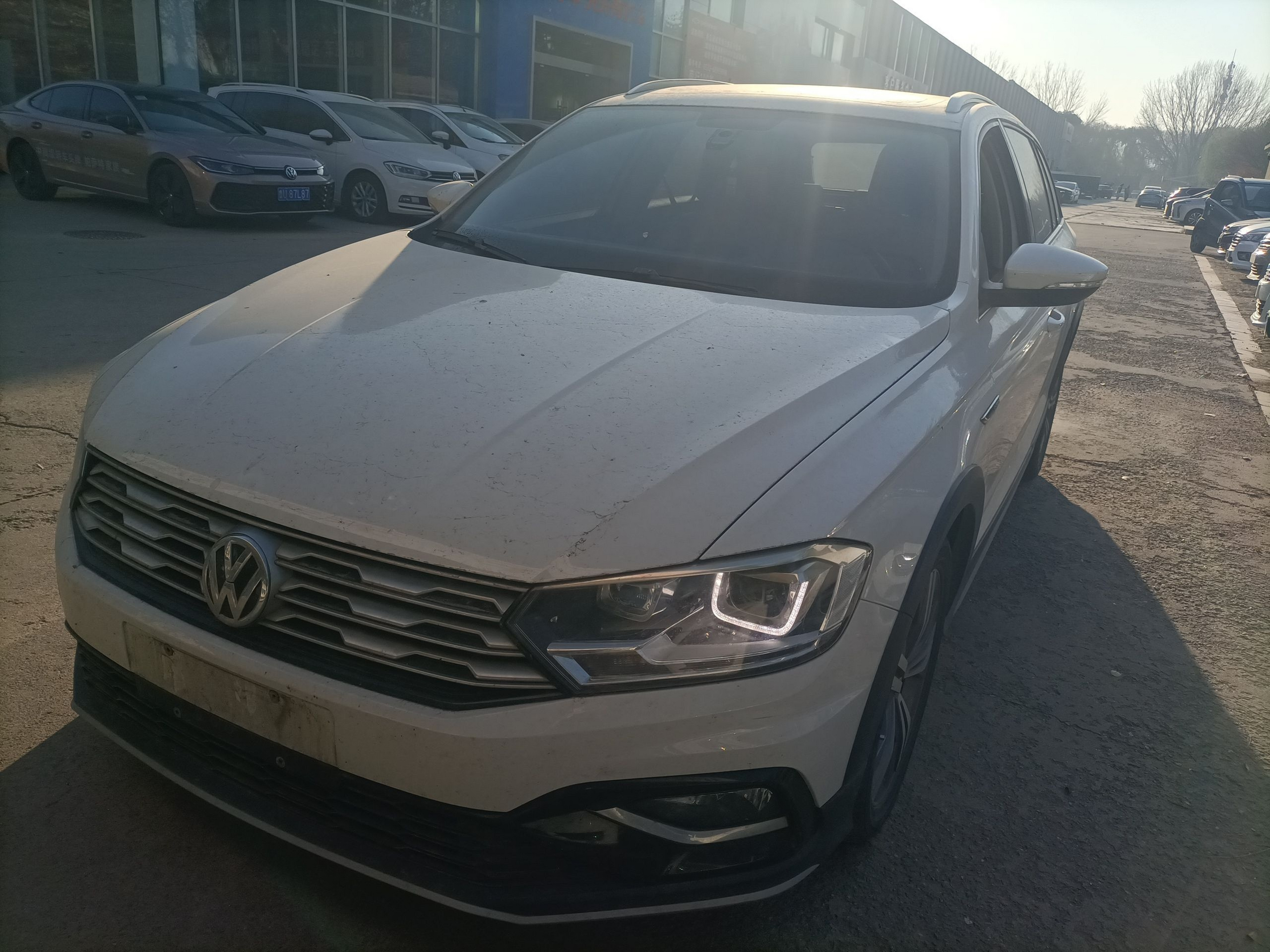 Под передней частью автомобиля