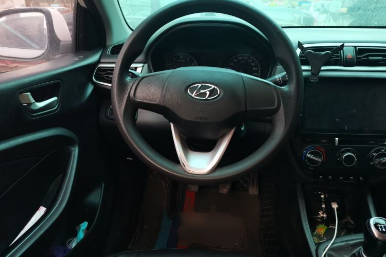 Used Hyundai Verna (older generation) 2017 1.4L Manual Colorful Skyroof Version China V Standard Steering Wheel