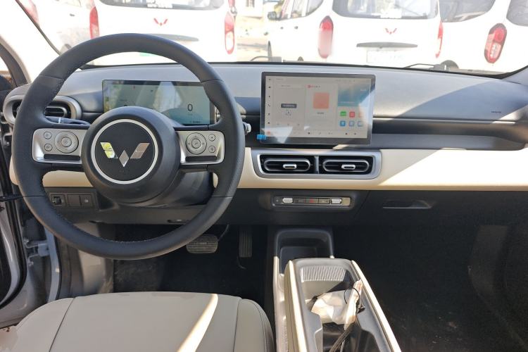 Used Wuling Bingo PLUS 2024 330 km Range Five-Seater Version Center Console