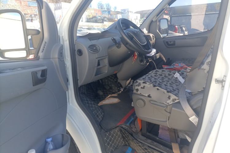 Used SAIC MAXUS Xintu V80 2021 2.0T Manual Classic City Delivery King Short Wheelbase Mid-Roof Design 3 Seats
