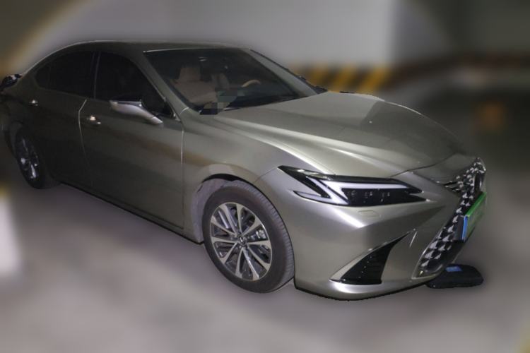 Used Lexus ES 2025 200 Premium Edition Front Right 45 Deg