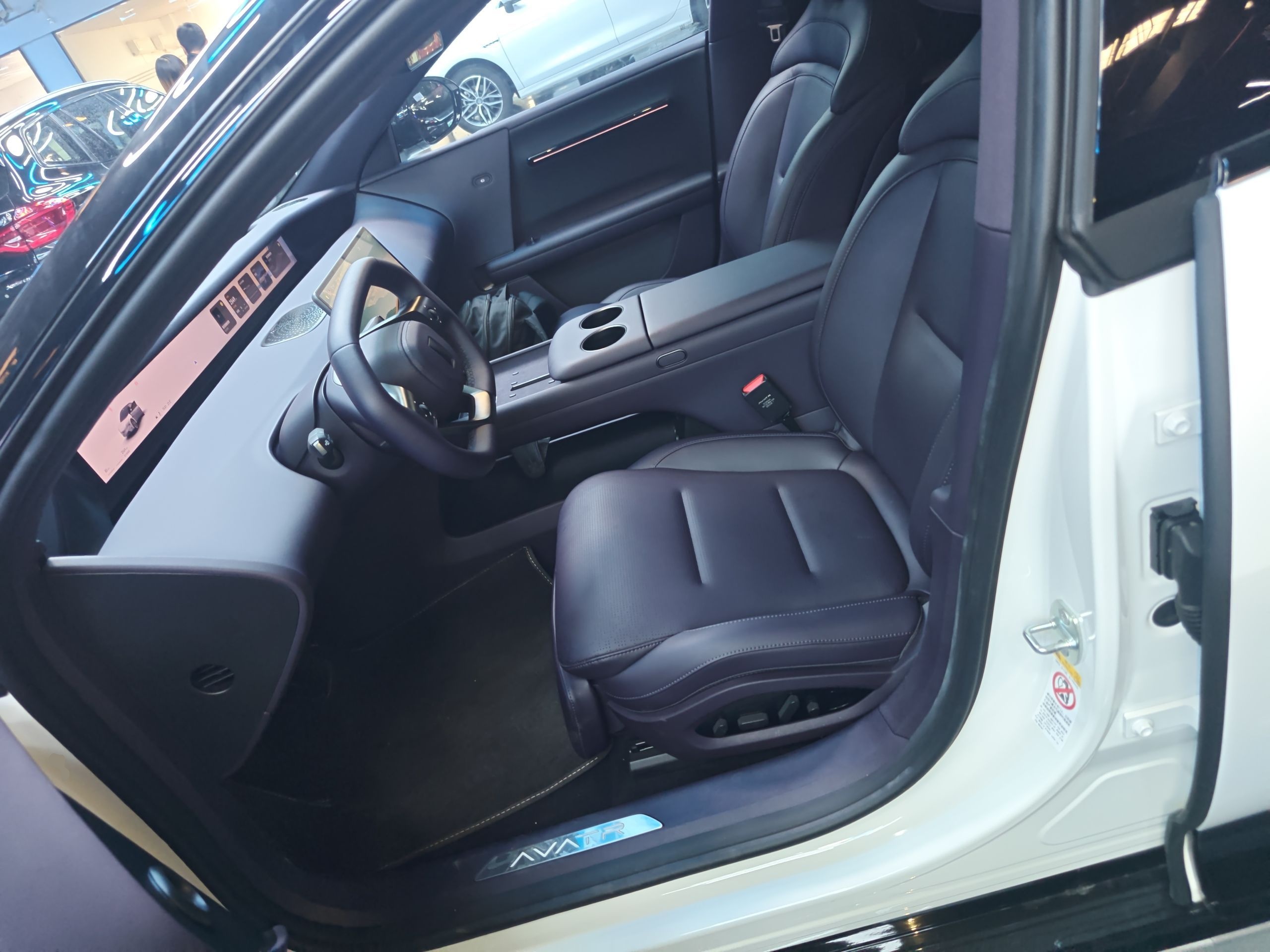 المقاعد الأمامية داخل السيارة