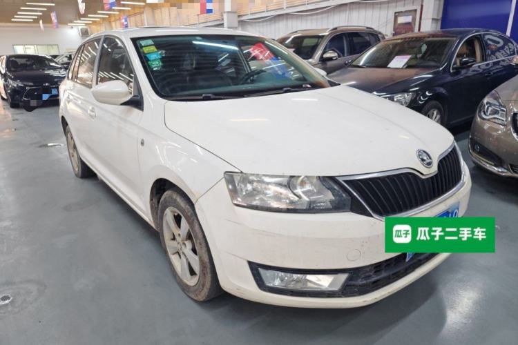 Used Skoda Rapid Spaceback 2014 1.6L Automatic Enjoyment Edition Front Right 45 Deg